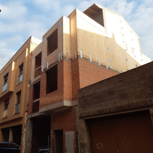 Casa entre mitgeres a Lleida