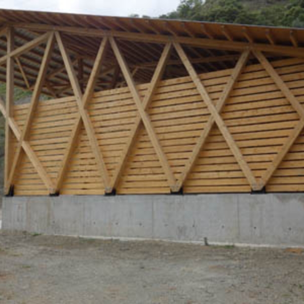 Nau amb estructura de fusta a Rialp