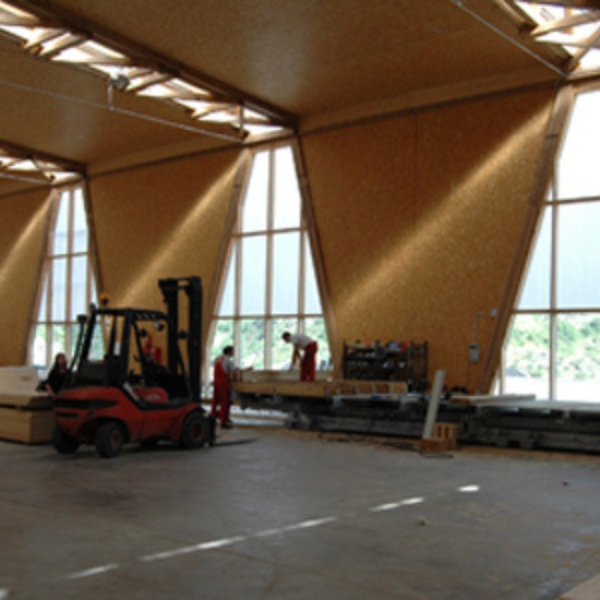 Nau industrial amb estructura de fusta