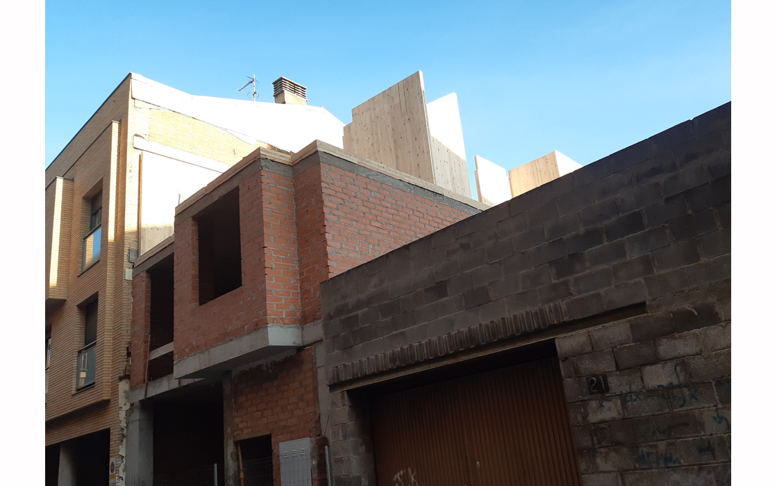 Casa entre mitgeres a Lleida