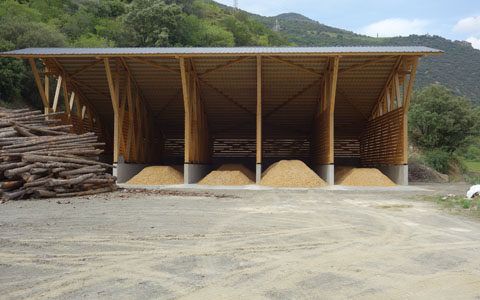 Nau amb estructura de fusta a Rialp