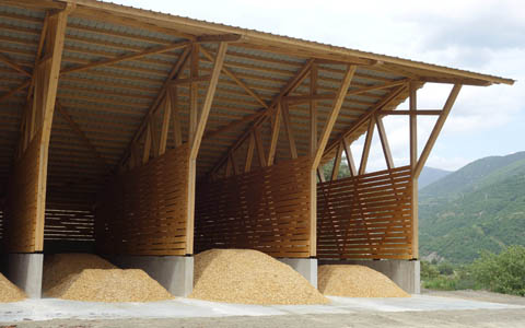 Nau amb estructura de fusta a Rialp